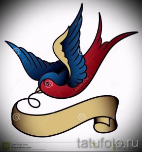 Фото эскиза татуировки с изображением ласточки, летящей над лентой с надписью. Рисунок выполнен в традиционном стиле, с использованием ярких цветов.