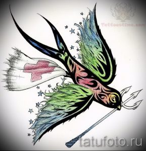 Фото эскиза татуировки с изображением ласточки, держащей в клюве трезубец. Рисунок выполнен в ярких цветах, с использованием элементов трайбл.