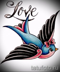 Фото тату ласточки с надписью "Love". Эскиз выполнен в нежных розовых и голубых тонах, с добавлением декоративных элементов в виде бантика.