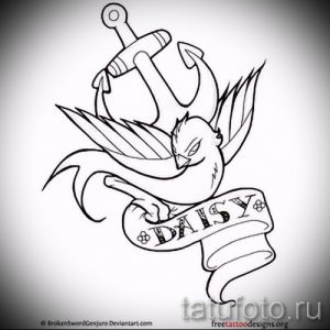 Черно-белый эскиз татуировки ласточки, летящей над якорем с лентой и надписью "DAISY".
