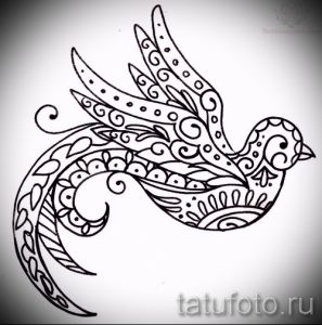 Фото эскиза татуировки ласточки, выполненной в стиле орнамента. Рисунок выполнен в черно-белой графике, с использованием сложных узоров и завитушек.