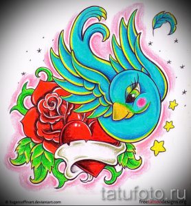 Фото тату: голубая ласточка с розой и сердцем, украшенная звездами и яркими красками, выполненная в стиле олд скул.