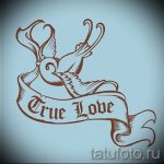 Коричневый эскиз татуировки ласточки, летящей над лентой с надписью "True Love". Идеально для романтичной пары.