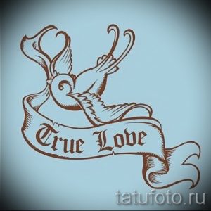 Коричневый эскиз татуировки ласточки, летящей над лентой с надписью "True Love". Идеально для романтичной пары.