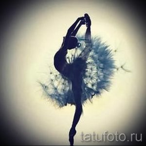 Фото тату эскиза балерины, силуэт которой сливается с изображением одуванчика, создавая эффект легкости и воздушности.