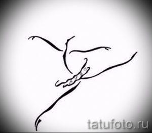 Черно-белый эскиз татуировки, изображающий танцовщицу в прыжке. Легкие, изящные линии передают динамику и грацию танца. Идеально для любителей балета.