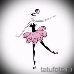 Фото тату с изображением балерины в черном контуре и розовой пачке. Изящная поза, легкие линии, минималистичный стиль. Идеально для женского тела.
