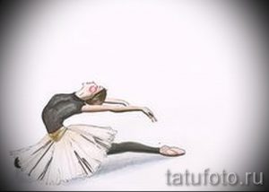 Черно-белый эскиз татуировки с изображением балерины в динамичной позе. Легкие линии и воздушный дизайн.