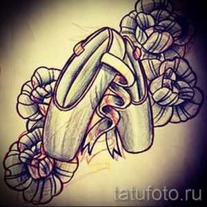 Черно-белый эскиз татуировки с изображением балетных пуантов и цветов. Детализированная проработка и элегантный дизайн.