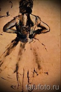 Эскиз татуировки балерины, выполненный в стиле экспрессионизма с использованием свободных мазков и драматичного освещения. Эмоциональный и выразительный дизайн.