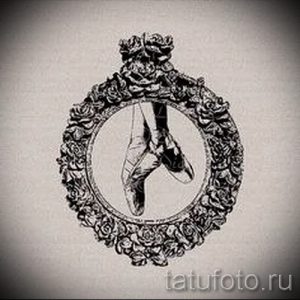 Эскиз татуировки с изображением балетных пуантов, окруженных винтажным цветочным орнаментом. Изящный и романтичный дизайн.