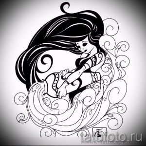 Черно-белый эскиз татуировки Водолея, изображающий девушку, сидящую рядом с кувшином и окруженную волнами. Изящный и детализированный дизайн.