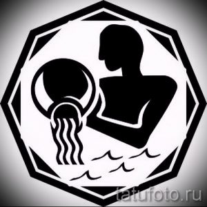 Фото тату: минималистичный рисунок знака зодиака Водолей, выполненный в черном цвете. Изображение заключено в восьмиугольник.