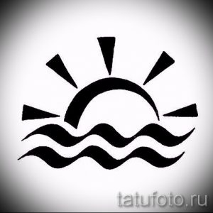 Фото тату: минималистичный эскиз татуировки с изображением восходящего солнца над волнами, выполненный в черном цвете.