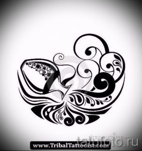 Черно-белый эскиз татуировки Водолея, выполненный в стиле трайбл. Изображение головы кита, окруженного сложными геометрическими узорами.