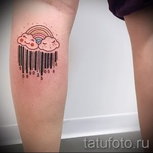 Фото тату с изображением радуги над штрих-кодом и цифрами. Оригинальный и необычный дизайн, минималистичный стиль.