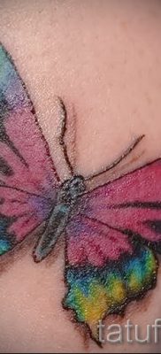 Интересный вариант татуировки радуга на фотографии – для статьи про историю рисунка радуги в тату