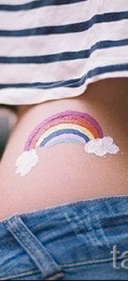 Необычный вариант татуировки радуга на фотографии – для публикации про историю рисунка радуги в тату