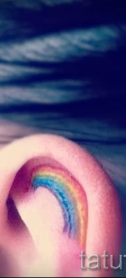 Оригинальный пример татуировки радуга на фотографии – для материала про толкование рисунка радуги в тату