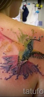 Необычный пример татуировки радуга на фото – для статьи про толкование рисунка радуги в тату