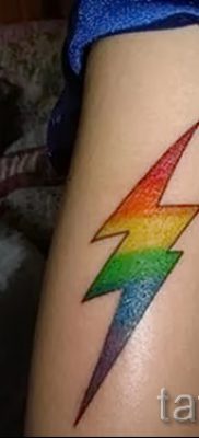 Интересный пример татуировки радуга на фото – для публикации про толкование рисунка радуги в тату