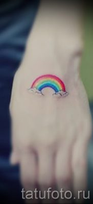 Оригинальный пример наколки радуга на фото – для статьи про толкование рисунка радуги в тату
