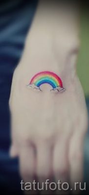 Оригинальный вариант наколки радуга на фотографии – для статьи про толкование рисунка радуги в тату