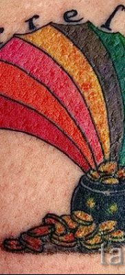 Необычный пример татуировки радуга на фотографии – для публикации про толкование рисунка радуги в тату