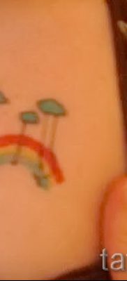 Крутой вариант татуировки радуга на фотографии – для статьи про значение рисунка радуги в тату