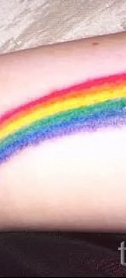 Необычный вариант тату радуга на фотографии – для статьи про значение рисунка радуги в тату