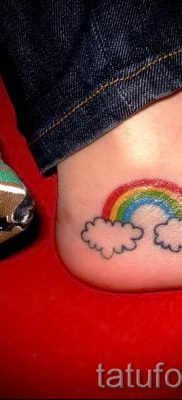 Оригинальный вариант тату радуга на фотографии – для статьи про смыс рисунка радуги в тату