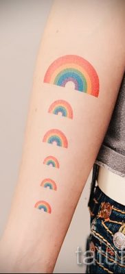 Прикольный вариант татуировки радуга на фотографии – для статьи про значение рисунка радуги в тату