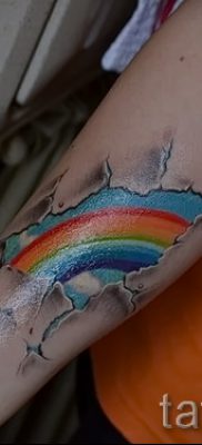 Крутой вариант татуировки радуга на фотографии – для статьи про толкование рисунка радуги в тату