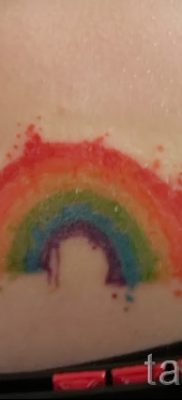 Оригинальный пример татуировки радуга на фото – для статьи про толкование рисунка радуги в тату
