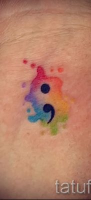 Интересный вариант наколки радуга на фотографии – для статьи про толкование рисунка радуги в тату