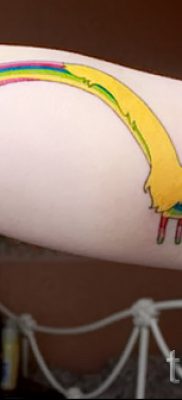 Прикольный вариант татуировки радуга на фото – для публикации про историю рисунка радуги в тату