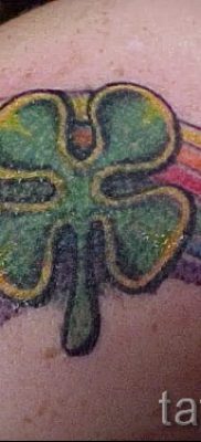 Оригинальный вариант татуировки радуга на фото – для материала про историю рисунка радуги в тату