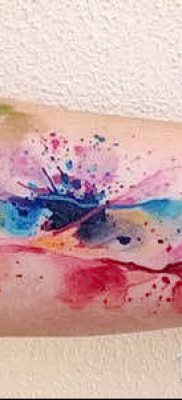 Интересный пример наколки радуга на фото – для публикации про историю рисунка радуги в тату