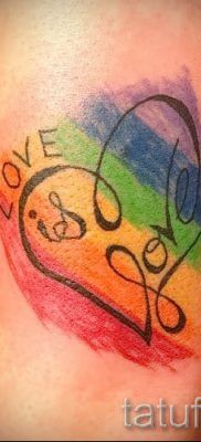 Необычный вариант татуировки радуга на фотографии – для статьи про толкование рисунка радуги в тату