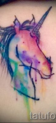 Прикольный пример татуировки радуга на фотографии – для материала про значение рисунка радуги в тату