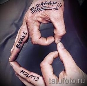 Фото тату на руках: надписи "BRAAAP!!!", "BRAKE", "CLUTCH", минималистичный стиль, черно-белый рисунок.