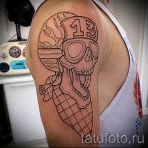 Эскиз тату на плече: скелет в мотоциклетном шлеме и очках, номер 13, черно-белый рисунок, стиль олдскул.