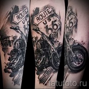 Фото тату на предплечье: мотоцикл, знак Route 66, брызги краски, реалистичный стиль, детализированный рисунок татуировки.