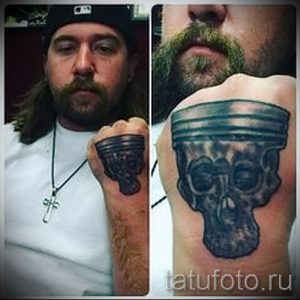 Фото тату: реалистичная татуировка на плече с изображением черепа, заключенного внутри поршня двигателя.