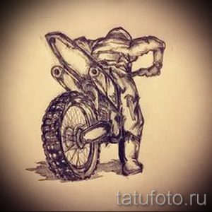 Фото тату: черно-белый эскиз татуировки мотоцикла, выполненный в графическом стиле, с акцентом на детализацию и динамику.