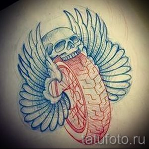 Эскиз татуировки с изображением черепа с крыльями и автомобильной шиной. Черно-красные цвета и детализированная проработка.
