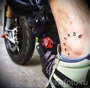Фото тату на лодыжке с изображением чисел, расположенных по кругу. Простой и загадочный рисунок.