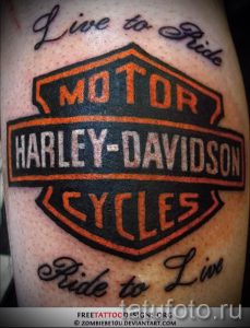 Фото тату на руке: логотип Harley-Davidson с надписью "Live to Ride, Ride to Live". Простой и лаконичный рисунок татуировки.