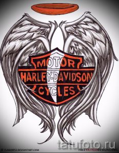 Фото эскиза тату: крылья, окружающие логотип Harley-Davidson, и нимб над ним. Детализированный рисунок татуировки в стиле байкерской тематики.