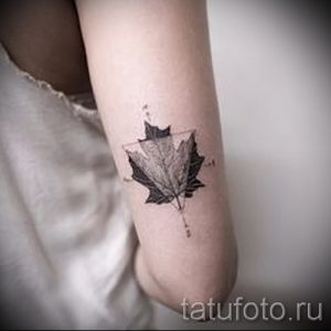 Фото татуировки кленового листа в геометрическом стиле. Минималистичный рисунок татуировки на руке, выполненный в черно-белых тонах, с использованием линий и точек.